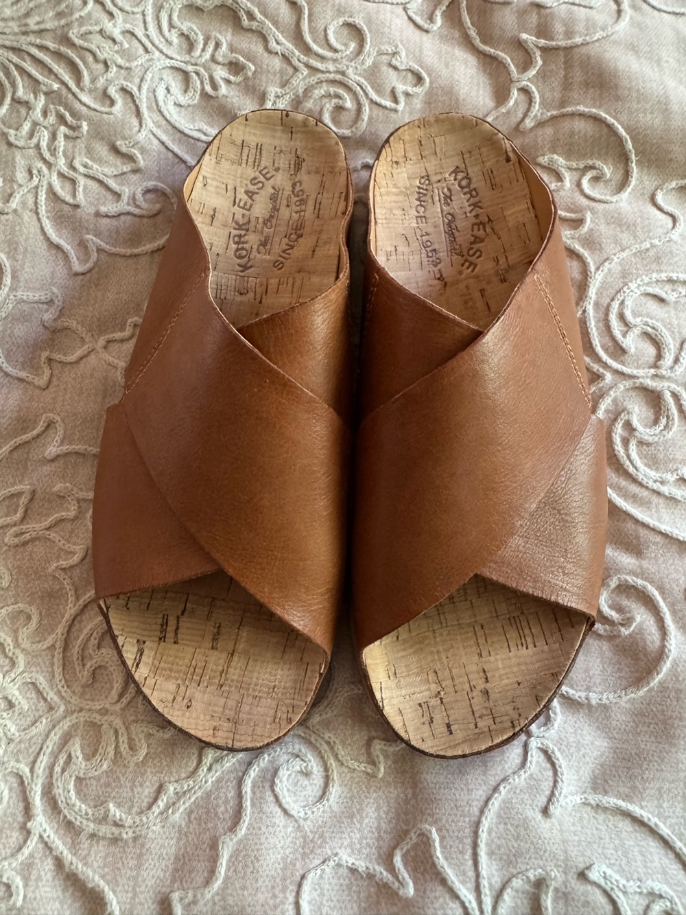 Kork-Ease leather slides 9
Worn inside for 1/2 hour.Too wide.
details in pic #5
